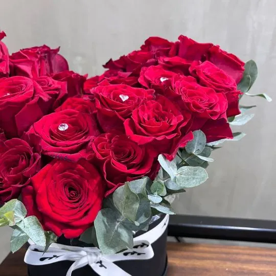 Caja pote black con rosas rojas corazon 